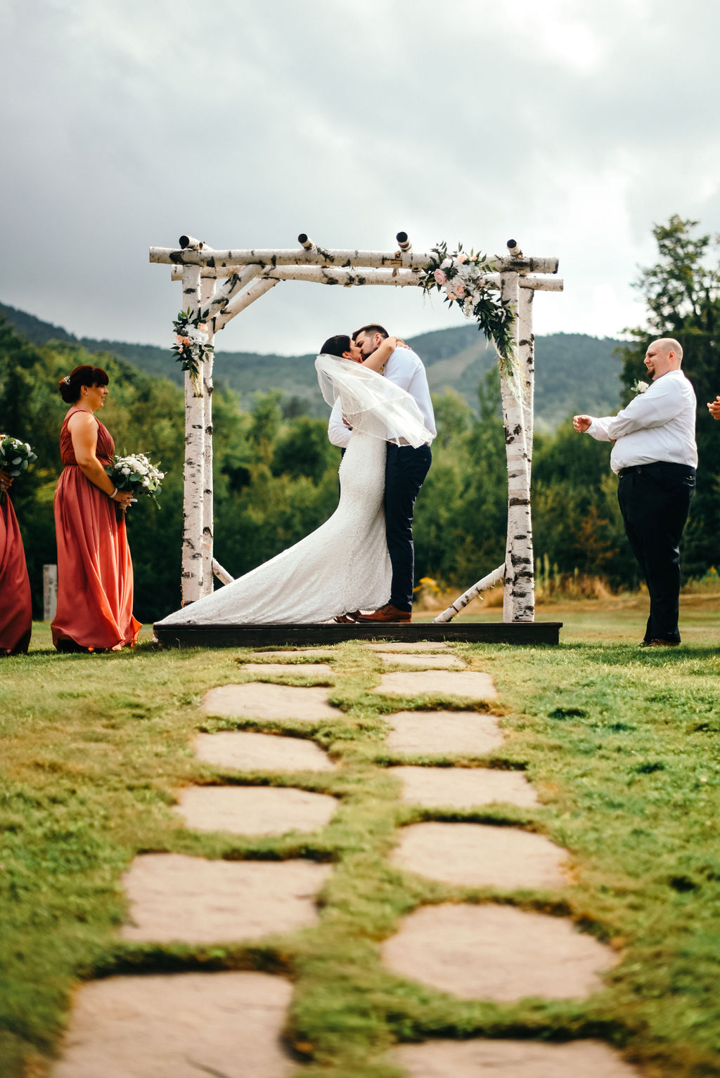 kissing under the arch