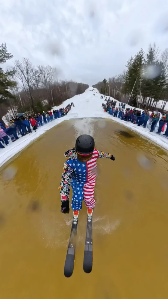 Annual end of season pond skim through the lens of a @insta360 

💥 Don’t forget to reload your season pass for next winter!
#raggedmtn | #pondskim